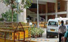 रोहणी कोर्ट में गलती से गोली चली,दो घायल रोहणी कोर्ट में गलती से गोली चली,दो घायल